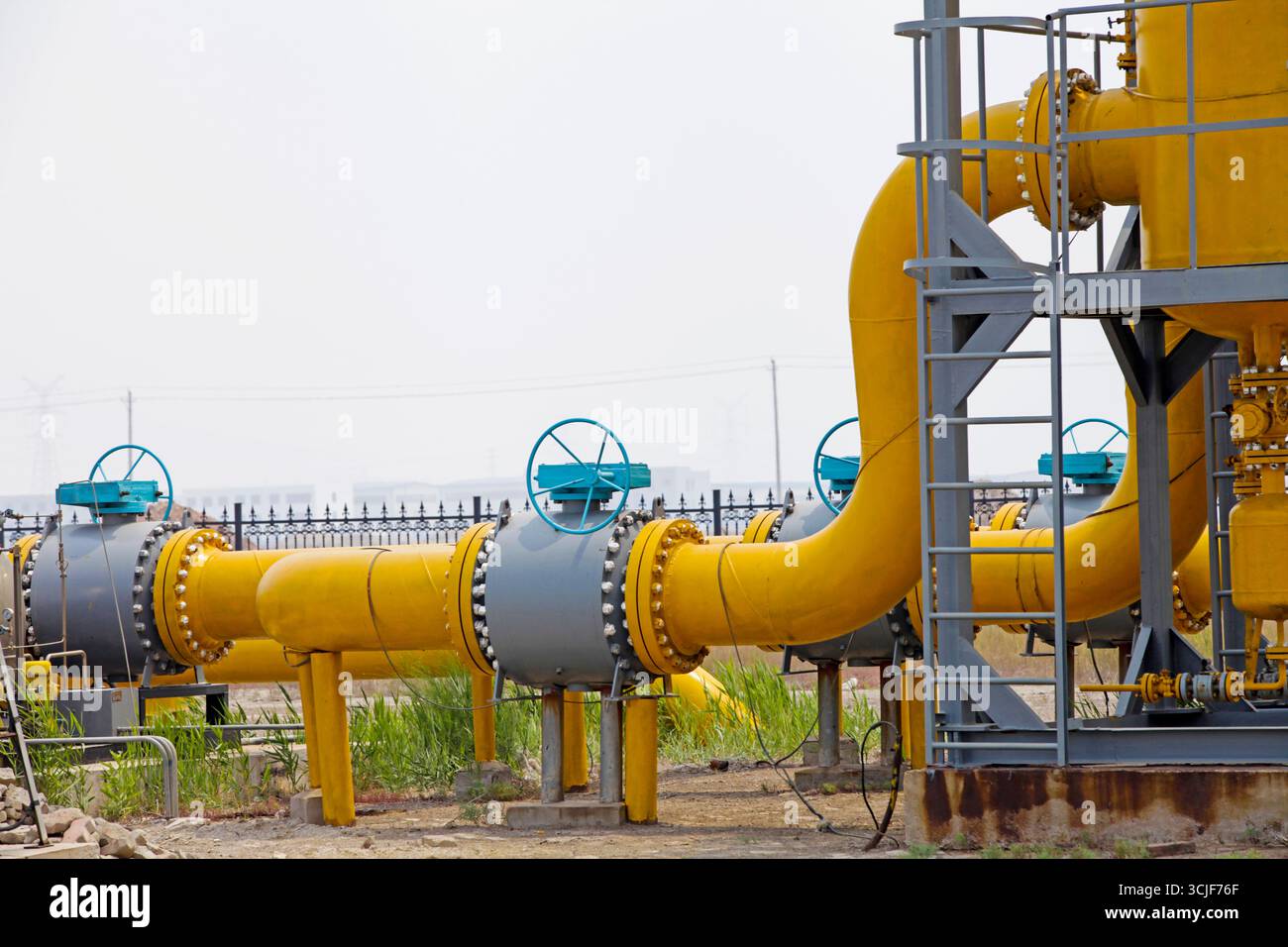 Attrezzature e tubazioni per giacimenti petroliferi Foto Stock