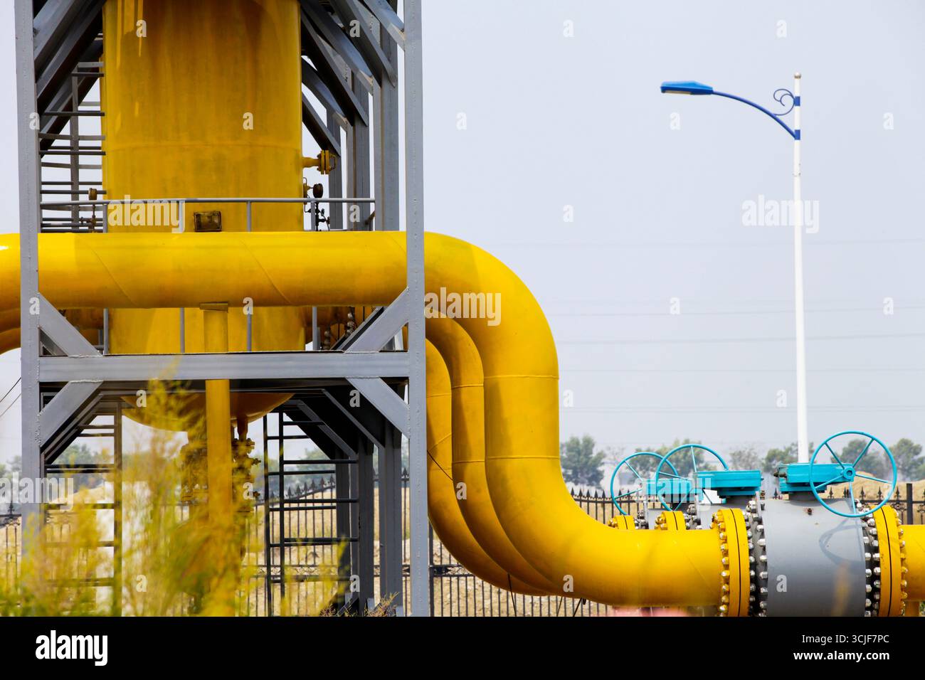 Attrezzature e tubazioni per giacimenti petroliferi Foto Stock