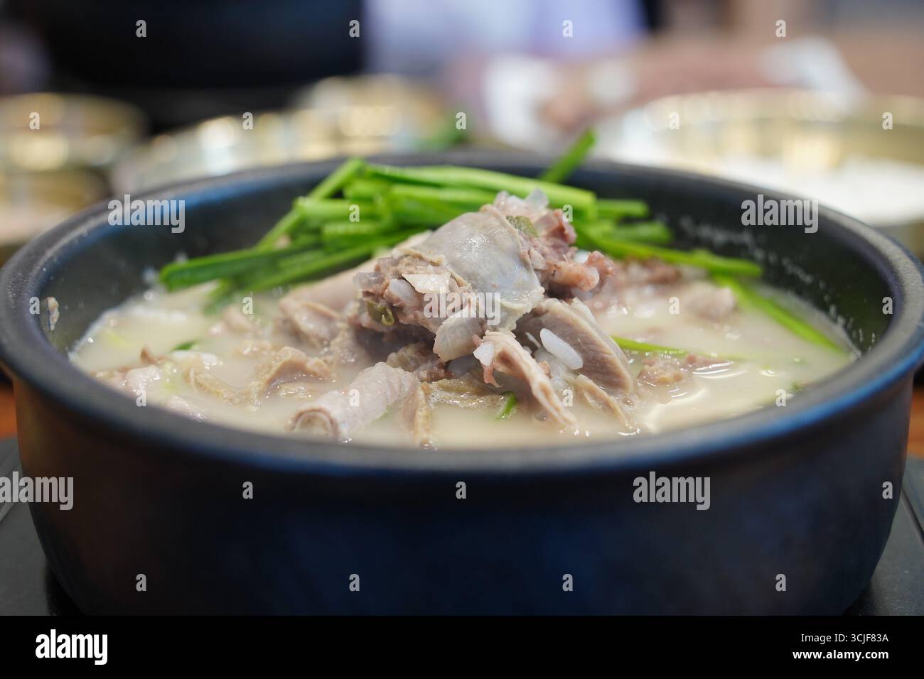 Zuppa coreana di Sundae (Soondae Guk) in pentola di terracotta Foto Stock