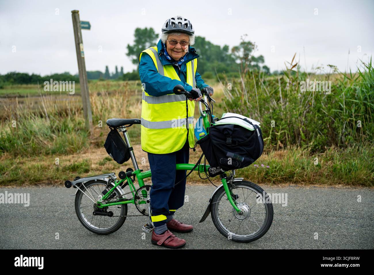 Helen Lewis ciclista a lunga distanza che ha raccolto oltre 40.000 sterline per le associazioni benefiche Shingle Street Suffolk Foto Stock