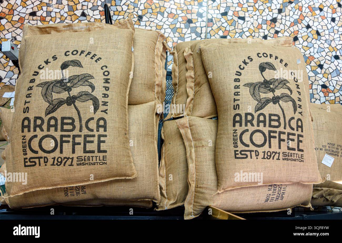 Grandi sacchetti di caffè arabica Starbucks hessian, all'interno della Starbucks Reserve Roastery, Milano, Italia Foto Stock