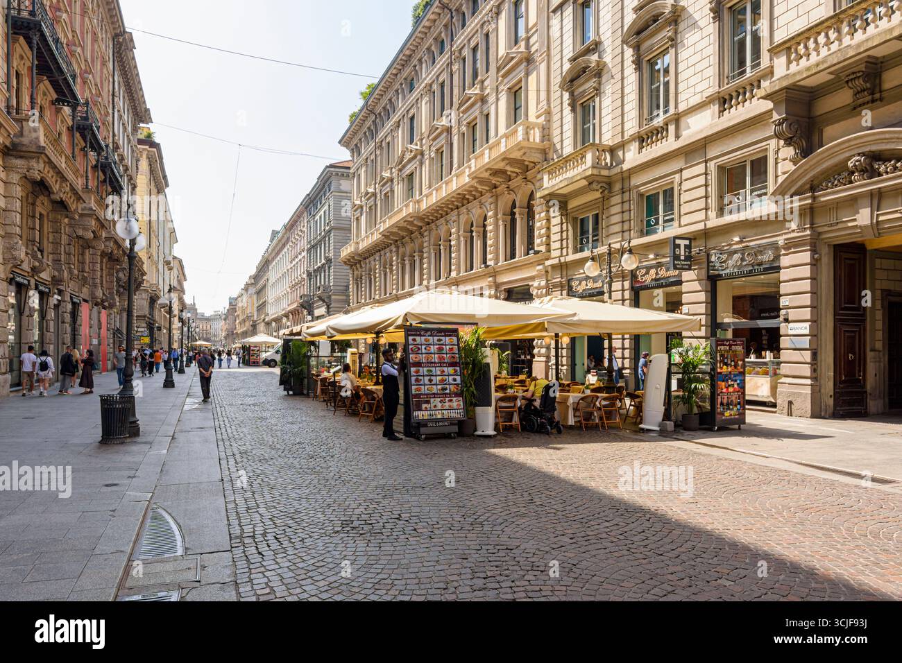 Scena di strada milanese del ristorante caffè Dante, via Dante 15, Milano, Italia Foto Stock