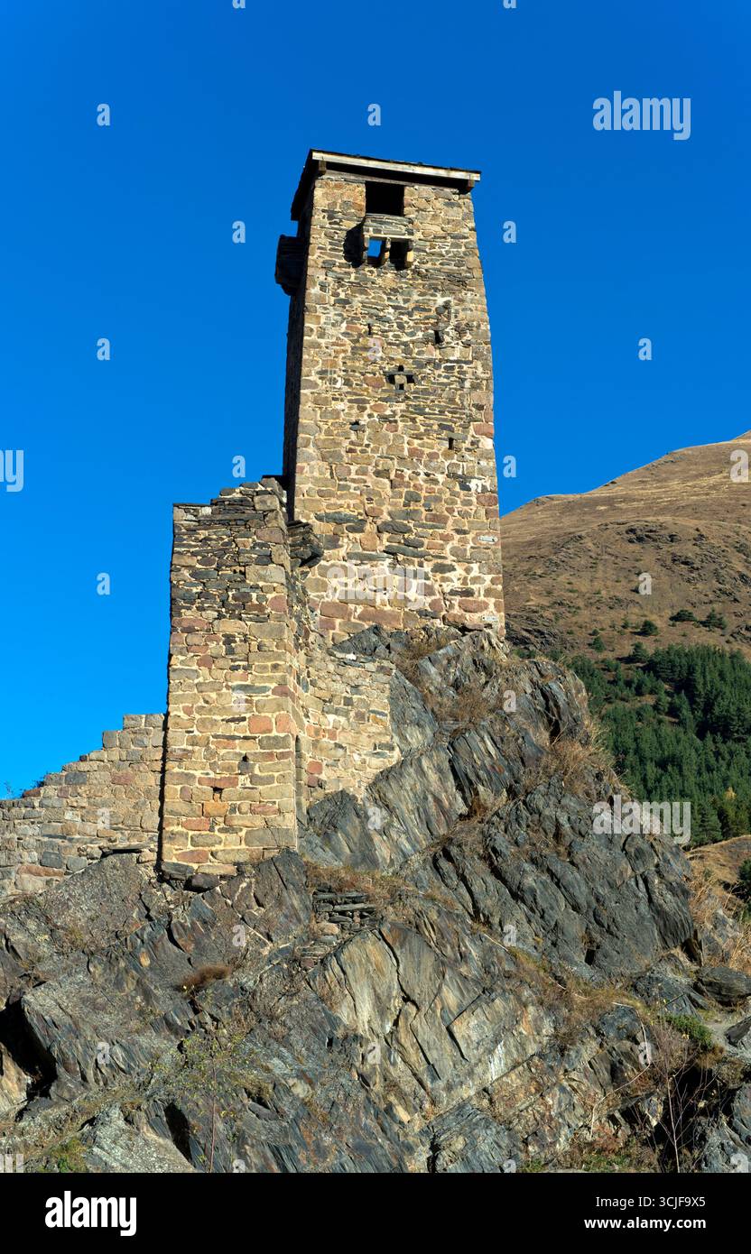 Torre difensiva della fortezza medievale di Sno, conosciuta anche come castello di Gudushauri, villaggio di montagna Sno, regione di Kazbegi, Georgia Foto Stock