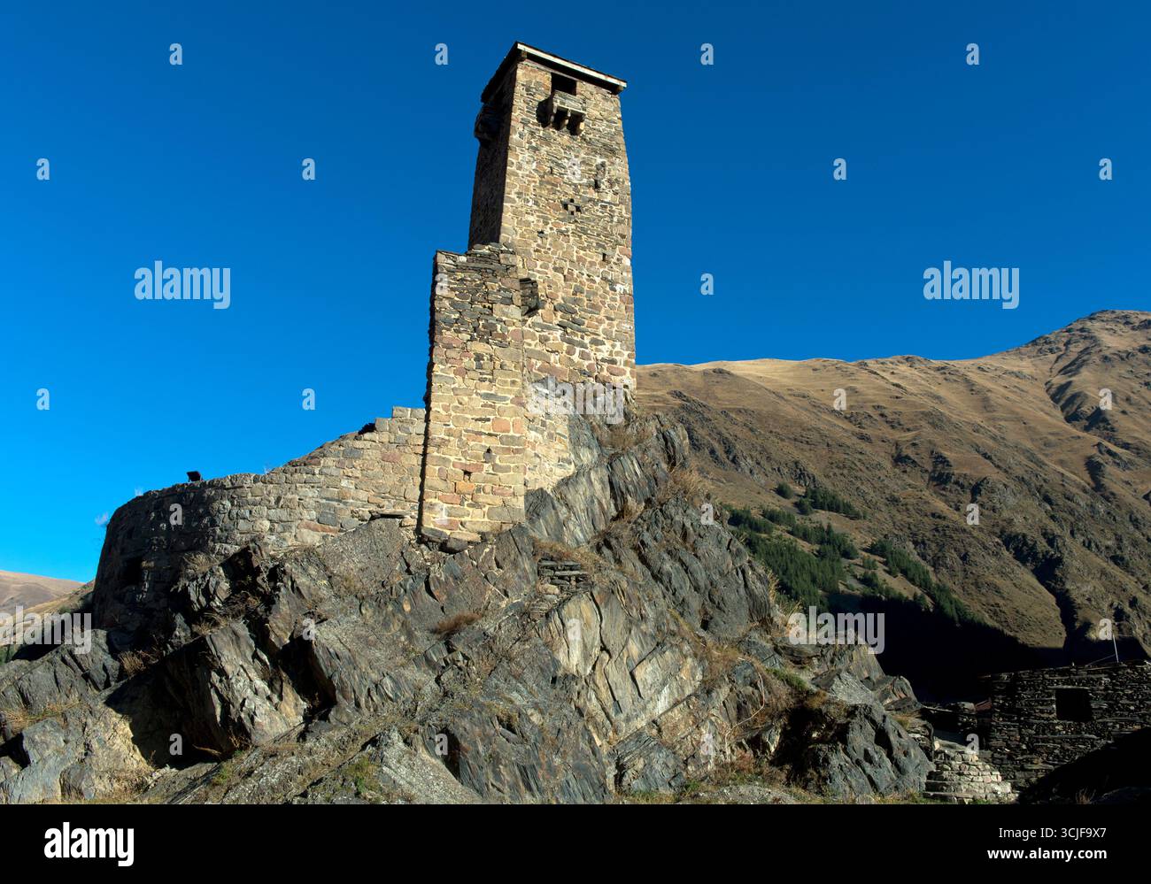 Torre difensiva della fortezza medievale di Sno, conosciuta anche come castello di Gudushauri, villaggio di montagna Sno, regione di Kazbegi, Georgia Foto Stock