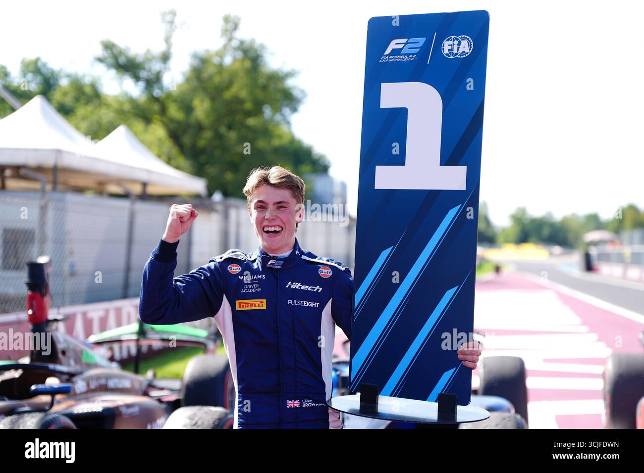 Luke Browning, pilota della Williams Racing Academy, celebra la vittoria della gara F2 davanti al Gran Premio d'Italia sul circuito di Monza. Data foto: Domenica 7 settembre 2025. Foto Stock