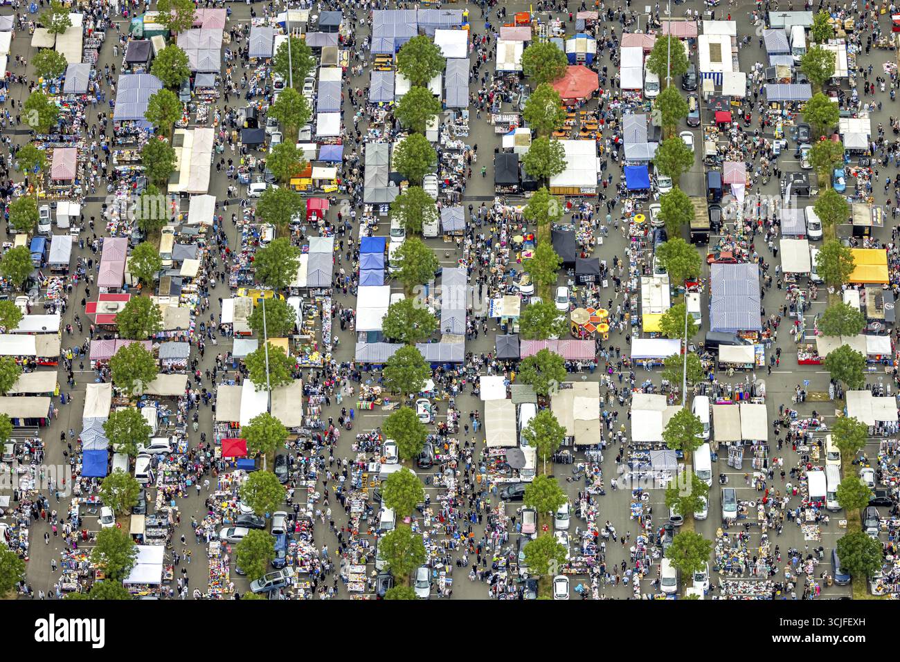 Vista aerea, Duisburg-Nord, mercato delle pulci presso il parcheggio del mercato dei mobili di Ikea, bancarelle del mercato delle pulci, forme e colori, Beeck, Duisburg, Ruhr ar Foto Stock