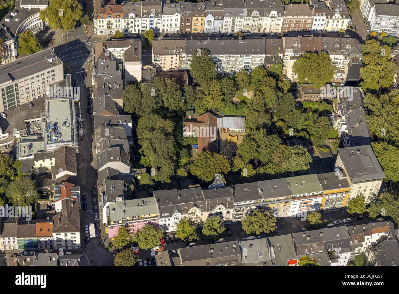 Vista aerea, zona residenziale Kardinal-Galen-Strasse e Pulverweg, asilo nel cortile interno, città vecchia, Duisburg, regione della Ruhr, Renania settentrionale-WE Foto Stock