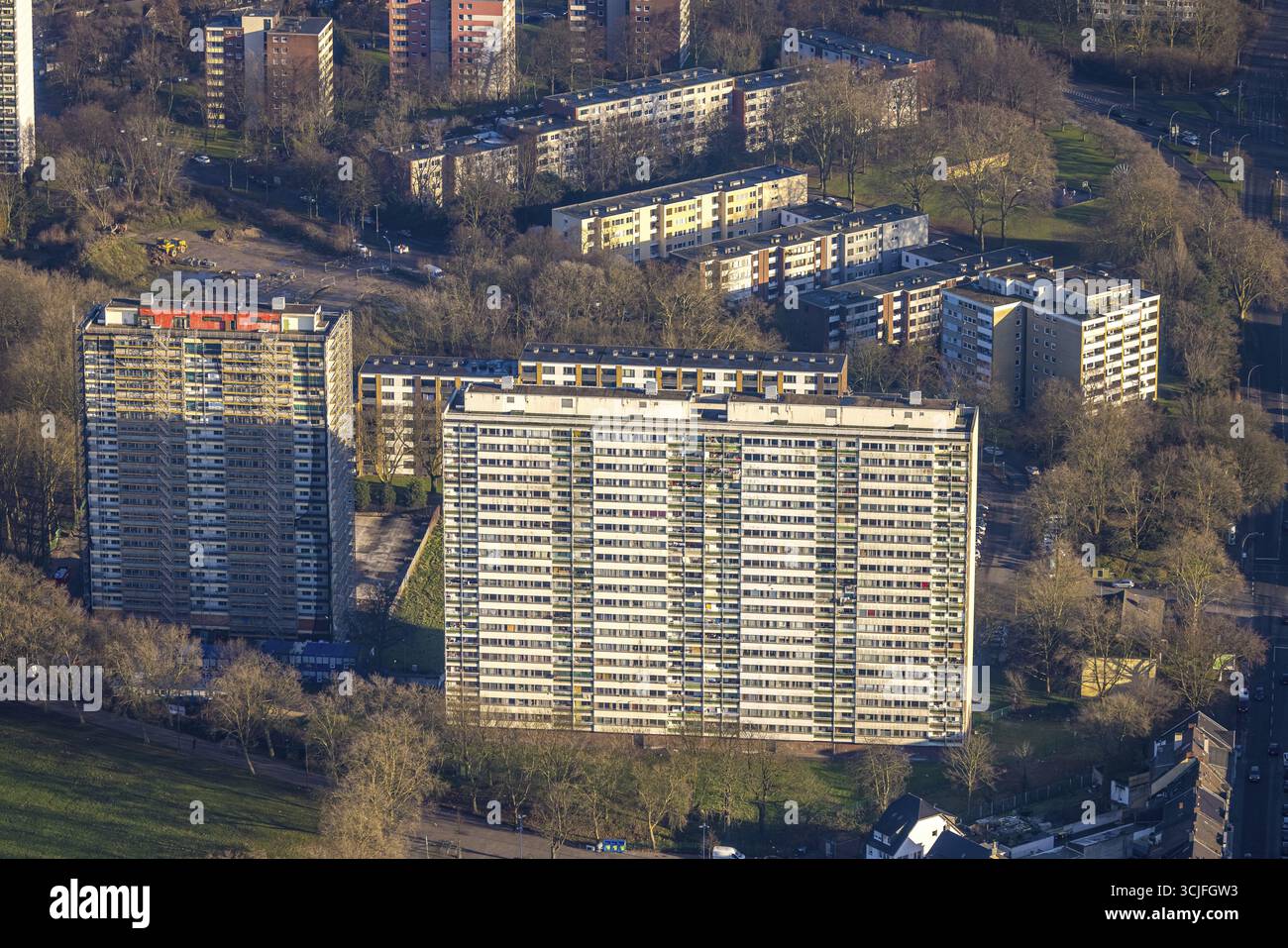 Vista aerea, Die Weissen Riesen Hochhaeuser Wohnpark Hochheide, edificio residenziale alto, ristrutturazione con impalcature sulla facciata della casa, finestre e. Foto Stock