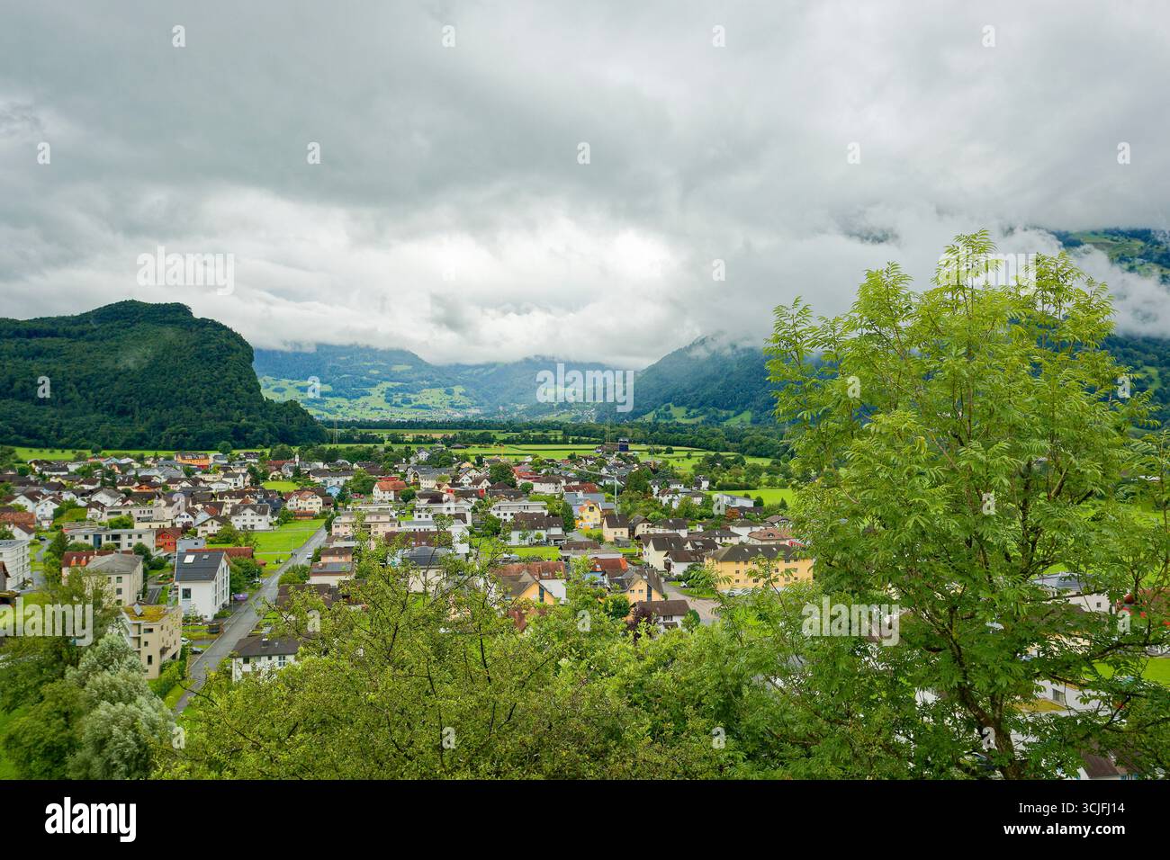 Villaggio alpino di Balzers con sfondo montano, Liechtenstein Foto Stock