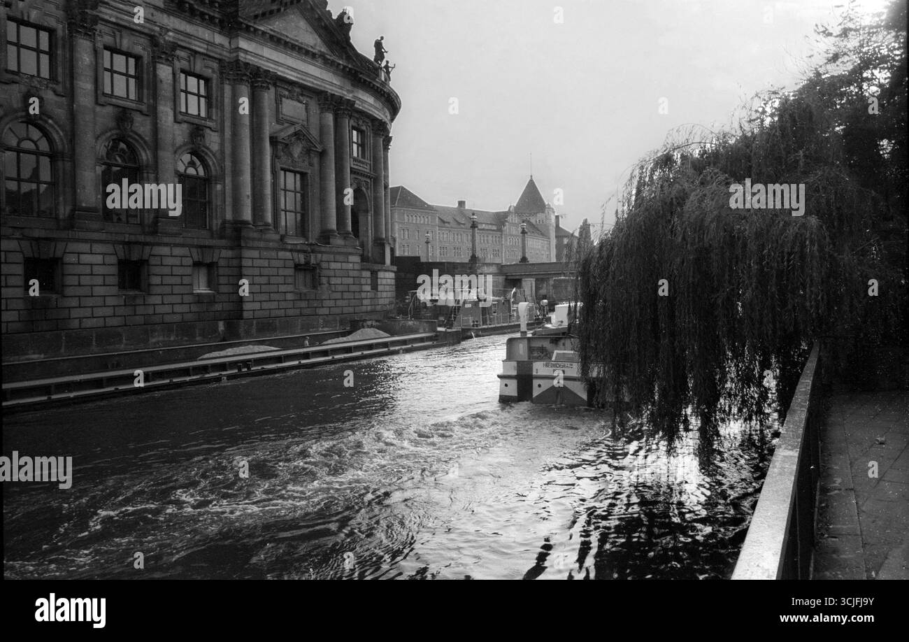 Germania, Berlino, 15.07.1992, Bodemuseum (Kaiser-Friedrich-Museum), Monbijoubruecke (ponte temporaneo), destra: Monbijoupark, nave passeggeri Foto Stock