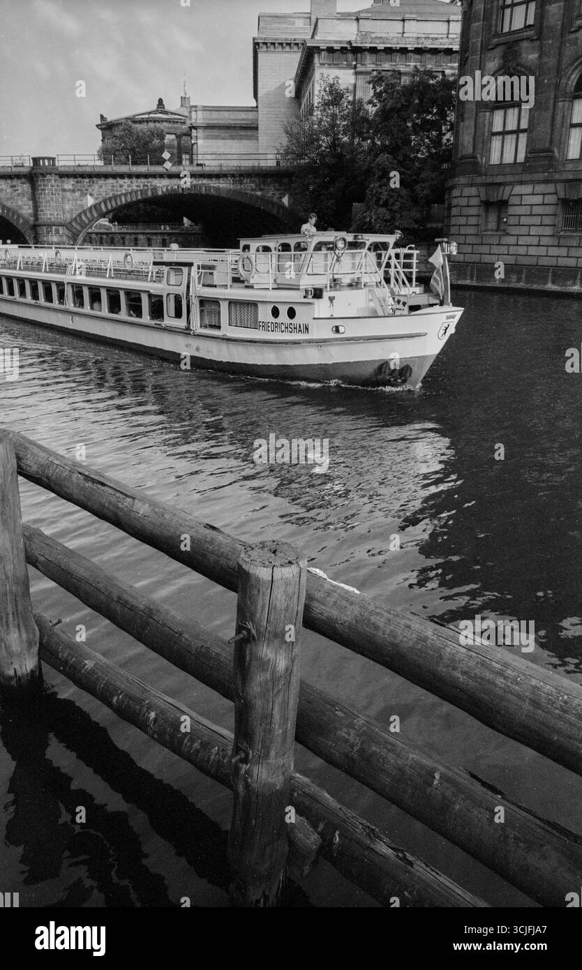 Germania, Berlino, 15 luglio 1992, Isola dei Musei (ponte S-Bahn), nave passeggeri Foto Stock