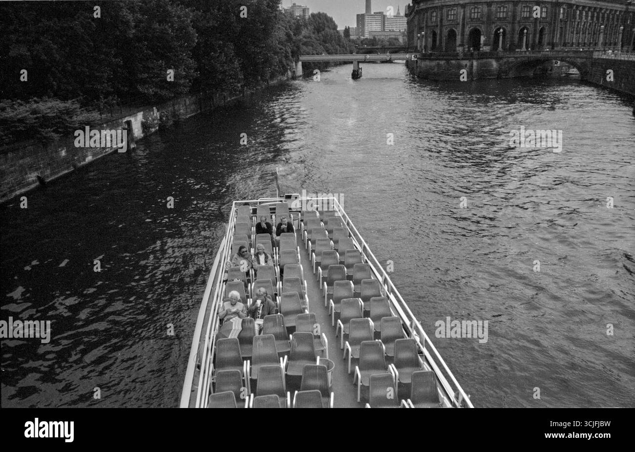 Germania, Berlino, 15.07.1992, Bodemuseum (Kaiser-Friedrich-Museum), Monbijoubruecke (ponte temporaneo), nave passeggeri Foto Stock
