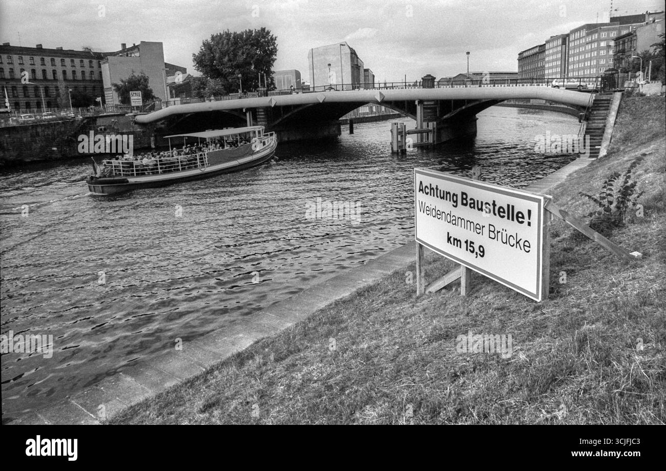 Germania, Berlino, 14.07.1992, Marschallbruecke, cartello lavori stradali: Achtung Baustelle!, Weidendammbruecke, km 15, 9, barca per escursioni Foto Stock