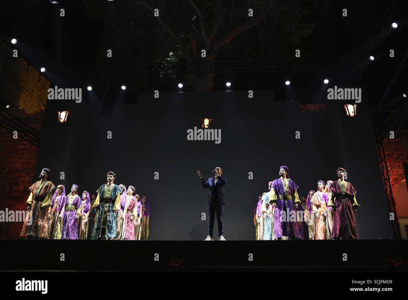 L'inaugurazione del Fondo siriano per lo sviluppo alla Cittadella di Damasco ha caratterizzato spettacoli di luci e spettacoli teatrali, con il presidente Ahmed al-Sharaa, l'ufficio statale Foto Stock