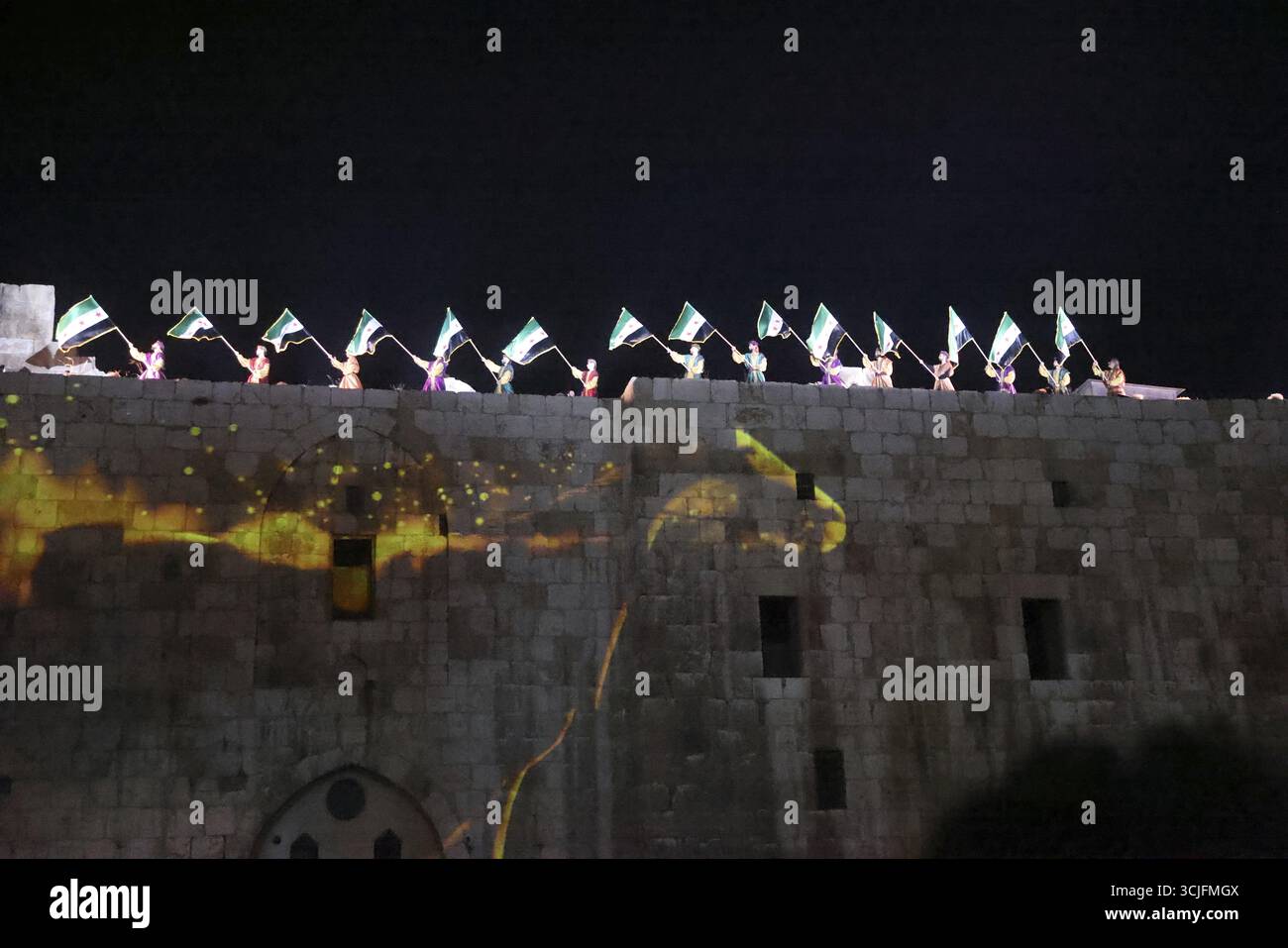 L'inaugurazione del Fondo siriano per lo sviluppo alla Cittadella di Damasco ha caratterizzato spettacoli di luci e spettacoli teatrali, con il presidente Ahmed al-Sharaa, l'ufficio statale Foto Stock