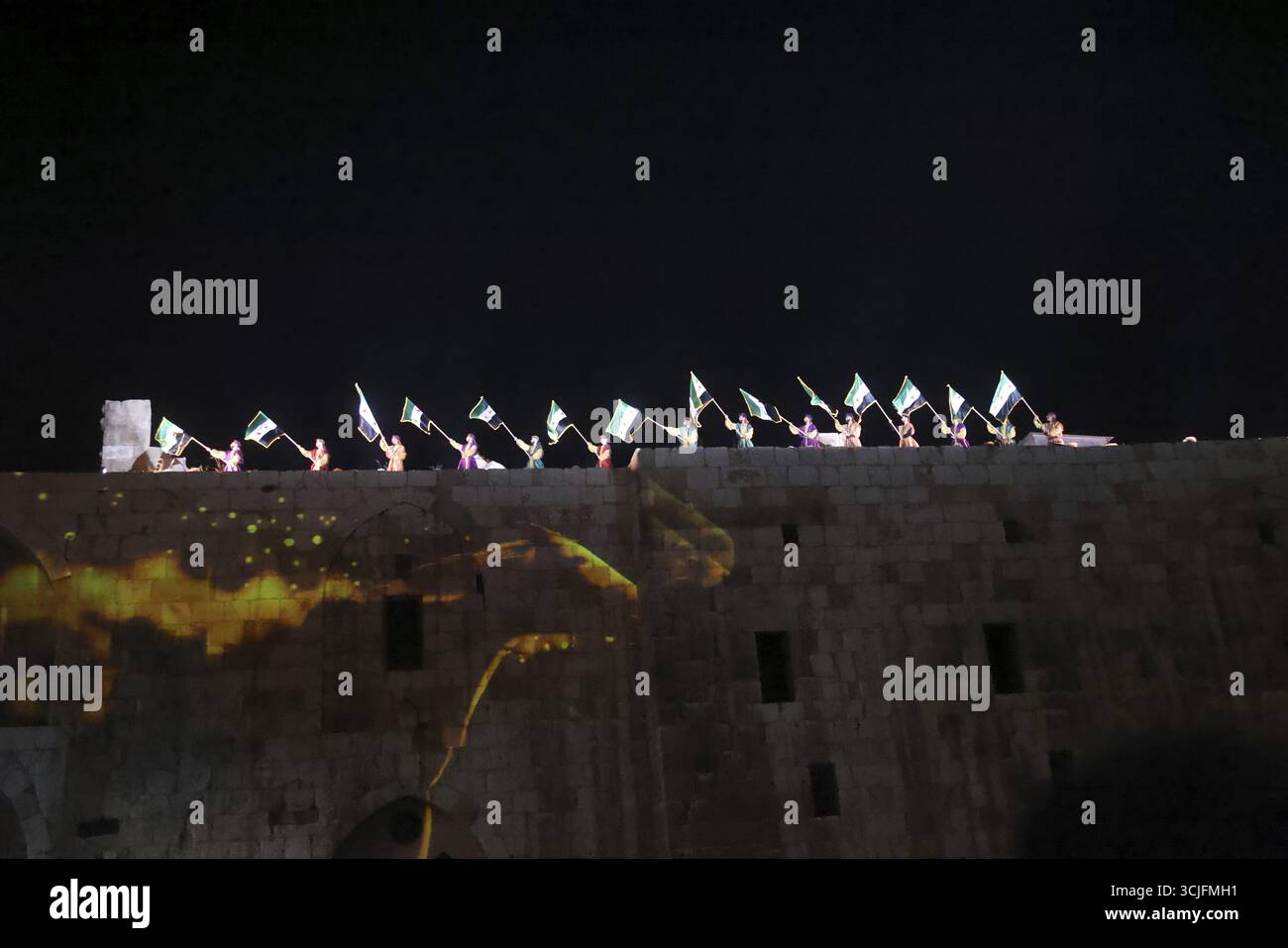 L'inaugurazione del Fondo siriano per lo sviluppo alla Cittadella di Damasco ha caratterizzato spettacoli di luci e spettacoli teatrali, con il presidente Ahmed al-Sharaa, l'ufficio statale Foto Stock