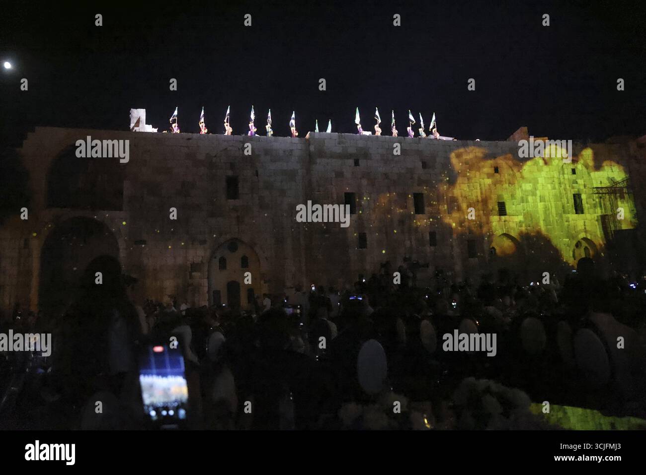 L'inaugurazione del Fondo siriano per lo sviluppo alla Cittadella di Damasco ha caratterizzato spettacoli di luci e spettacoli teatrali, con il presidente Ahmed al-Sharaa, l'ufficio statale Foto Stock