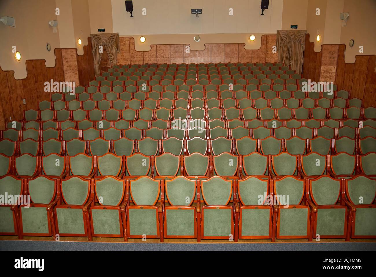 Immagine di file di sedie verdi in un auditorium del teatro Foto Stock