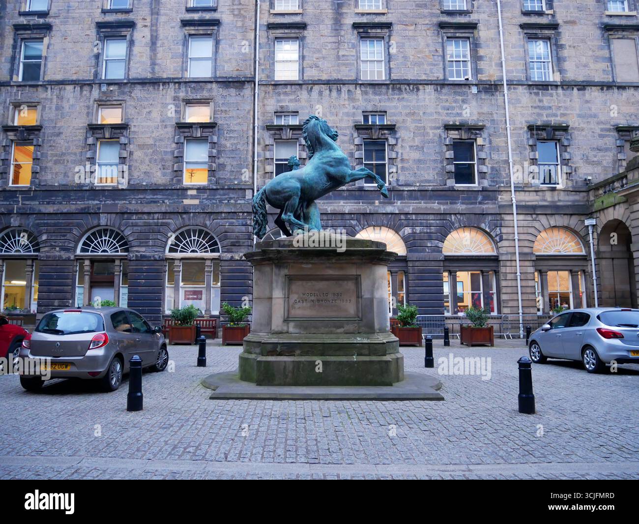 La statua di Alessandro e Bucefalo si trova di fronte alle camere della città di Edimburgo a Edimburgo, Scozia, Regno Unito Foto Stock