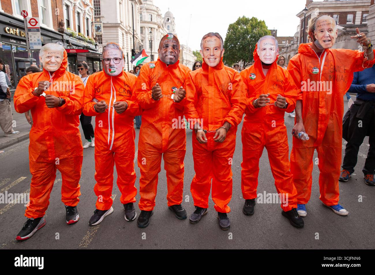 Londra, Regno Unito, 6 settembre 2025: Circa 200.000 persone hanno marciato attraverso il centro di Londra chiedendo un cessate il fuoco a Gaza e un'azione internazionale più forte contro il governo di Israele accusato di genocidio a Gaza. Un gruppo di persone in tuta e manette forensi arancioni indossava maschere di Trump, Starmer, Lammy, Blair, Netanyahu e Biden per attirare l'attenzione sulle accuse di crimini di guerra contro il governo israeliano e criticare gli alleati che non hanno intrapreso azioni sufficienti contro Israele. Foto Stock