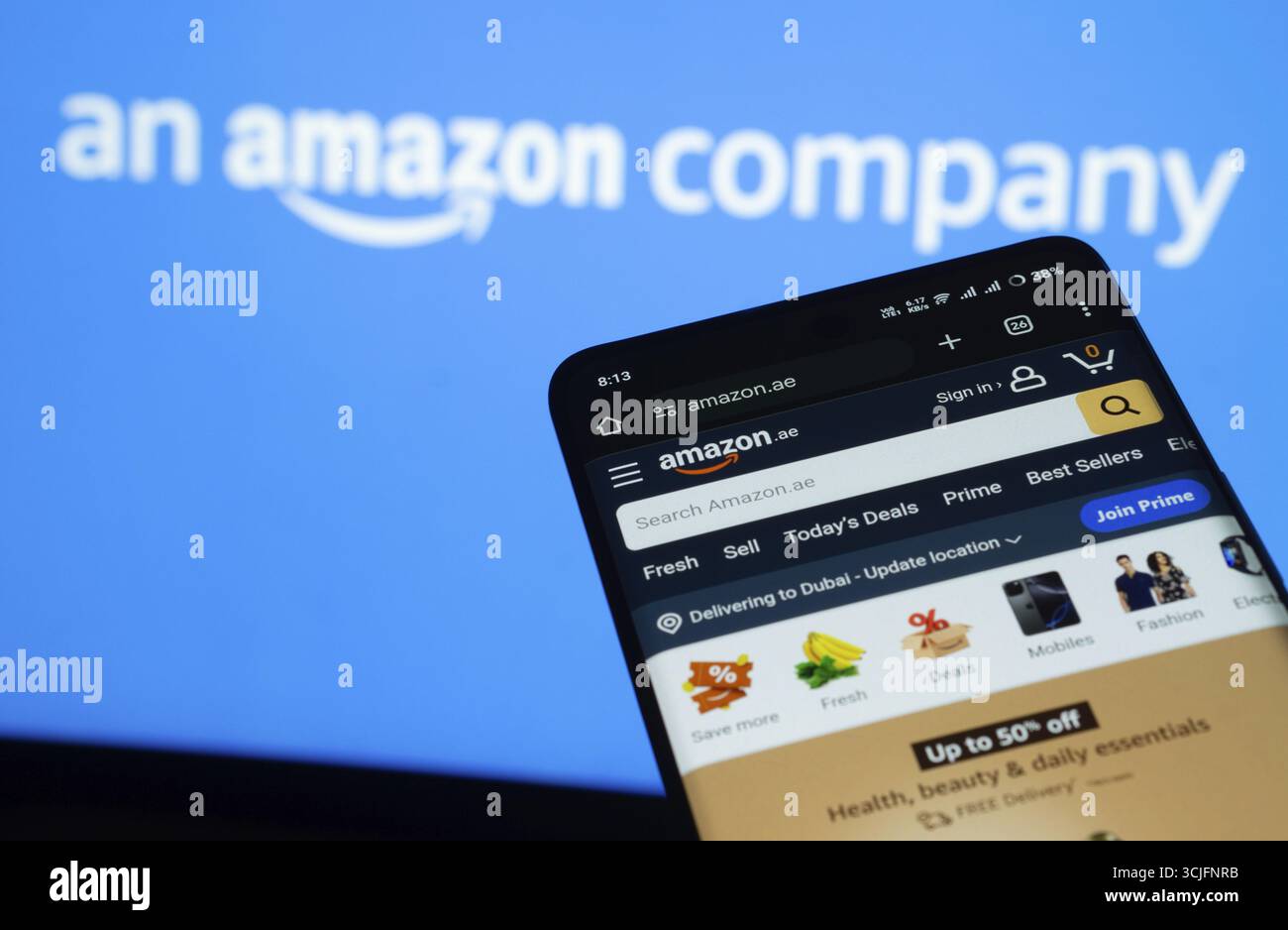 Dhaka, Bangladesh - 03 luglio 2025: Smartphone che visualizza l'interfaccia Web Amazon sullo sfondo del logo Amazon Foto Stock