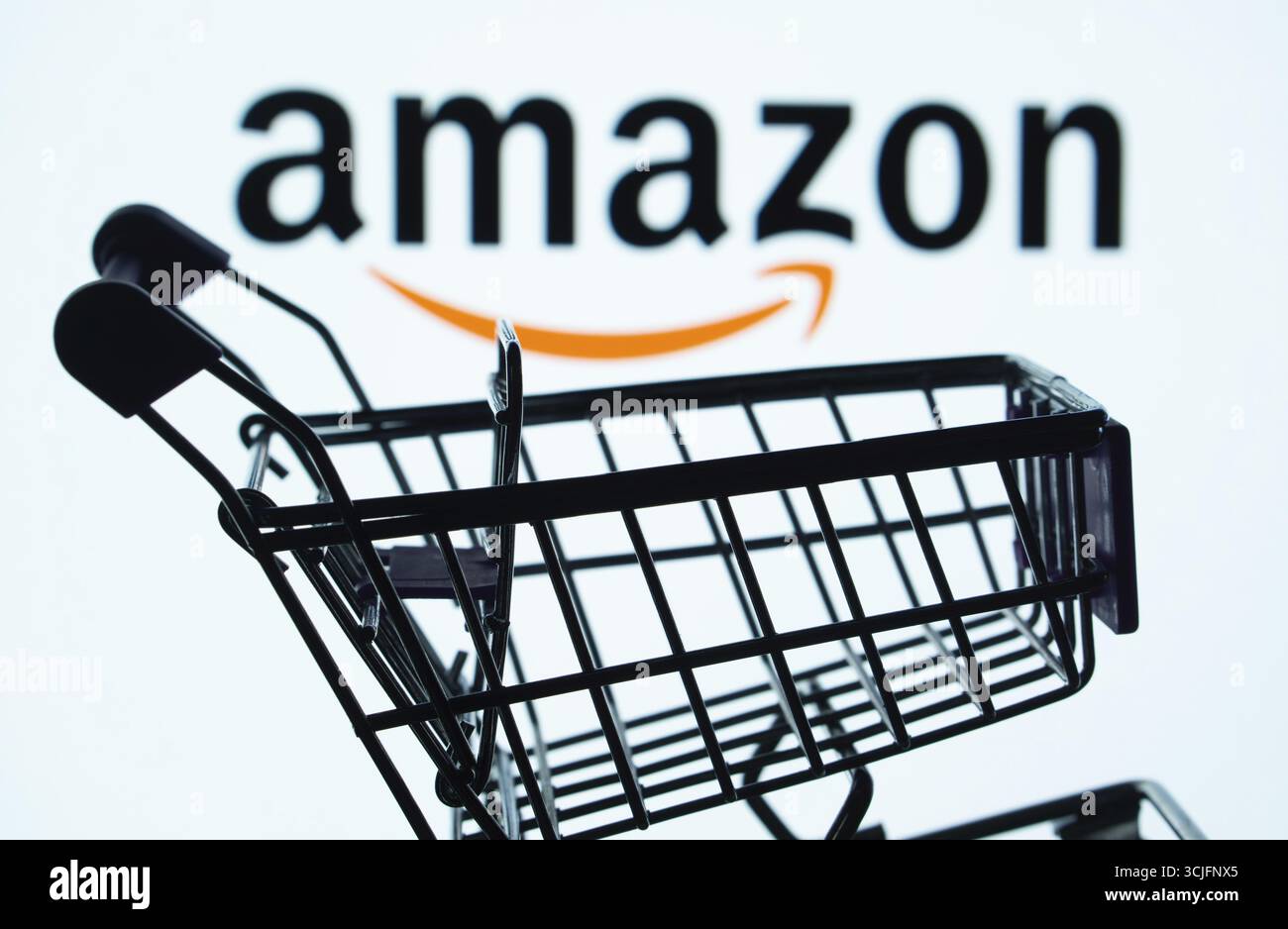 Dhaka, Bangladesh - 3 luglio 2025: Silhouette di un carrello davanti al logo Amazon, simbolo dell'e-commerce e dello shopping online Foto Stock