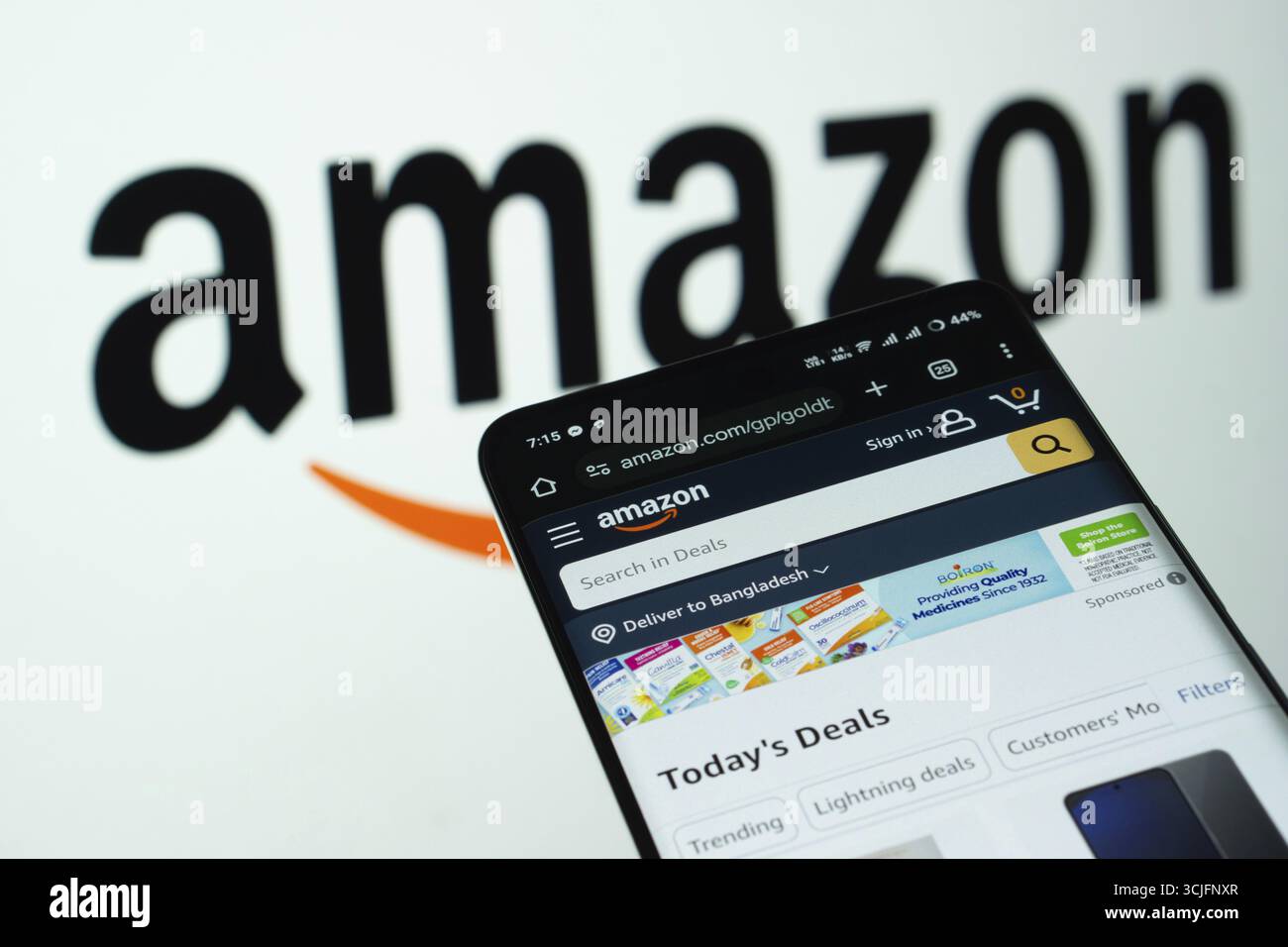 Dhaka, Bangladesh - 03 luglio 2025: Smartphone che visualizza l'interfaccia Web Amazon sullo sfondo del logo Amazon Foto Stock