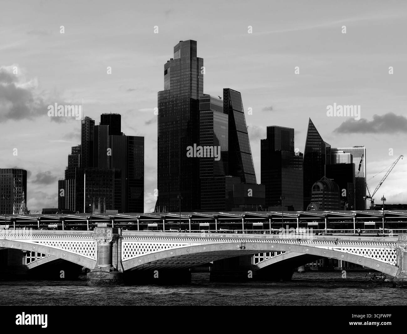 Il ponte Blackfriars sul Tamigi alla luce della sera con i grattacieli della City of London in silhouette sullo sfondo - Immagine stock catturata con smartphone