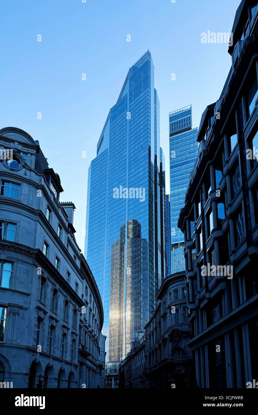 Vista da Threadneedle Street fino al 22 Bishopgate, City of London - Immagine stock catturata con smartphone