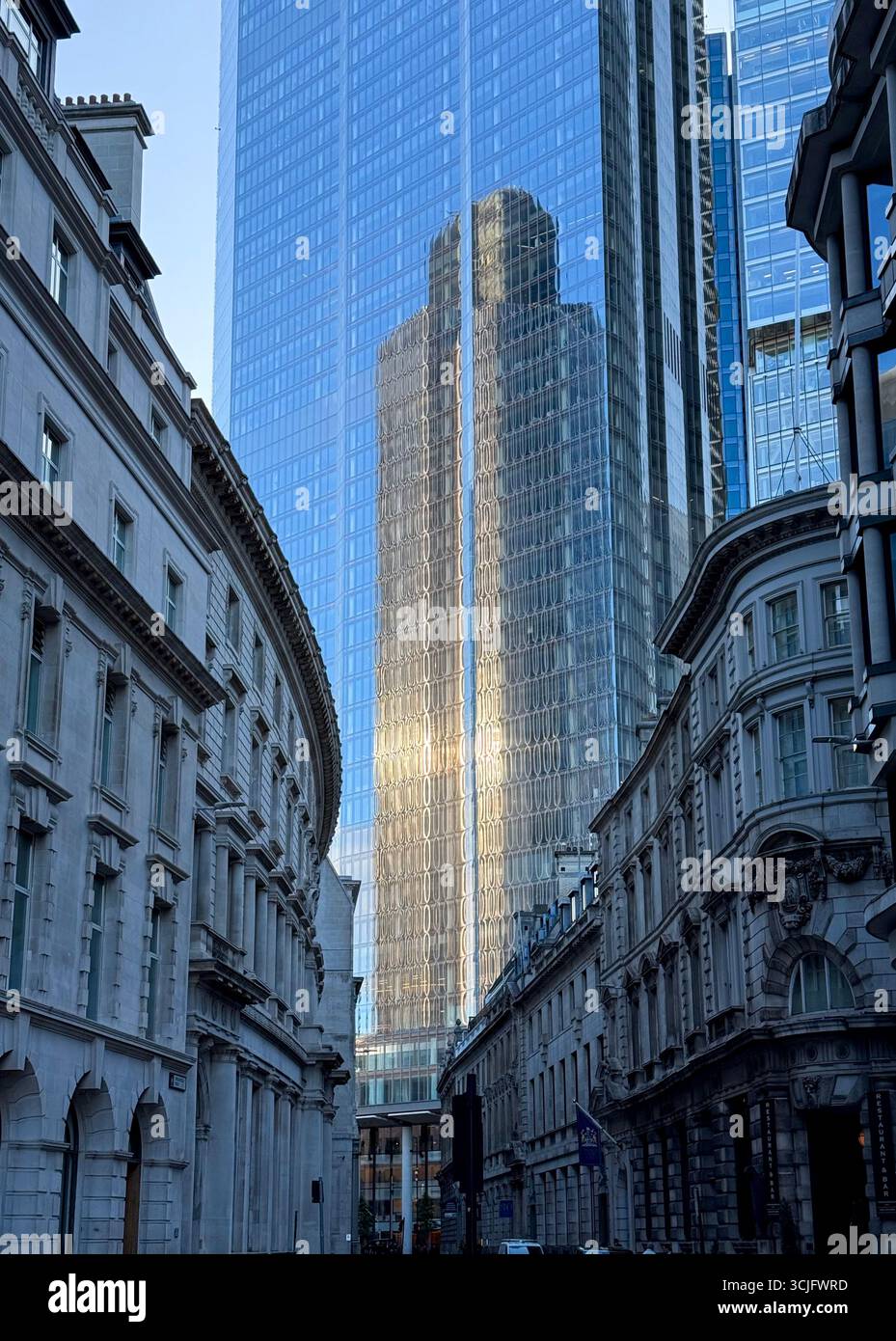 Vista da Threadneedle Street fino al 22 Bishopgate, City of London - Immagine stock catturata con smartphone