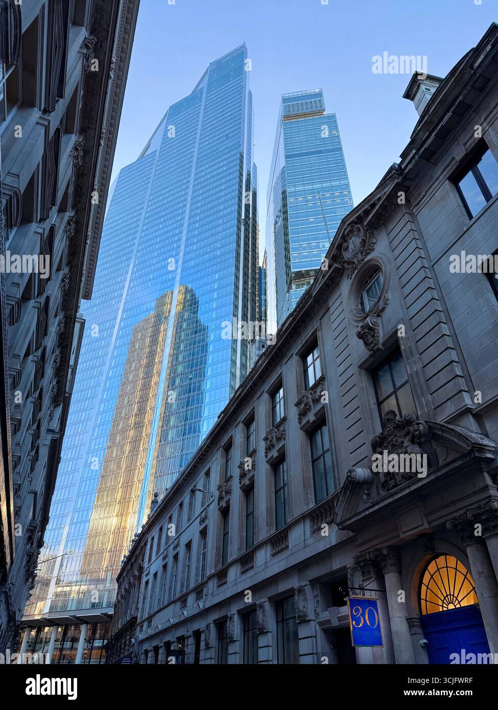 Vista da Threadneedle Street fino al 22 Bishopgate, City of London - Immagine stock catturata con smartphone