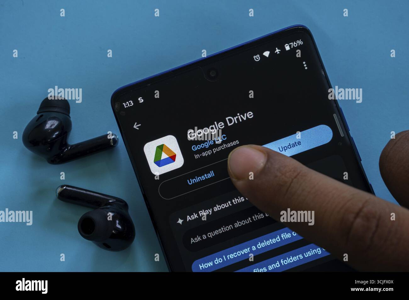 App Google Drive su uno smartphone con un dito rivolto verso di essa Foto Stock