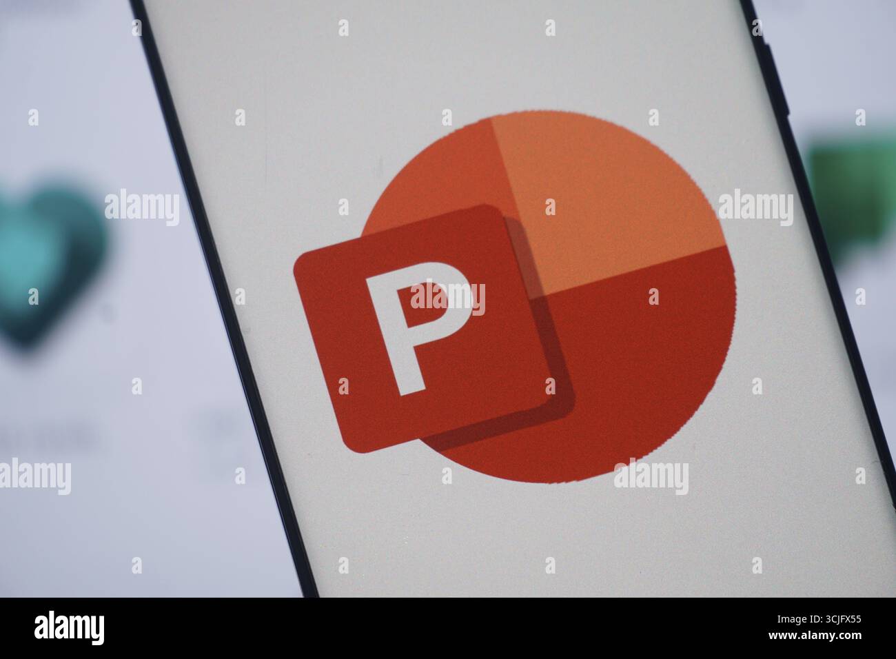 Icona dell'app PowerPoint visualizzata sullo schermo di uno smartphone Foto Stock