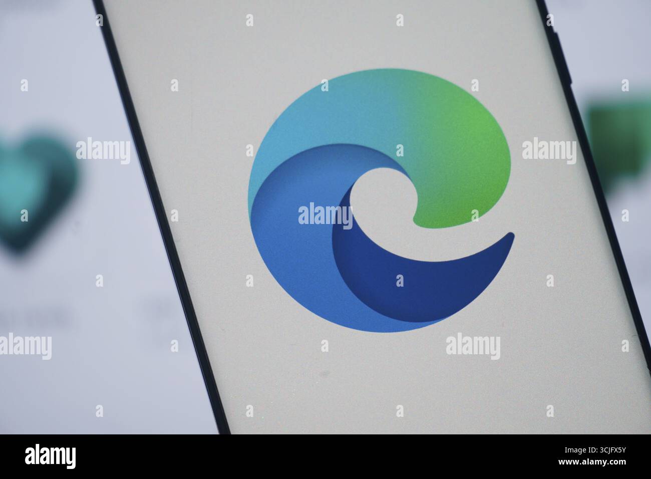 Logo Microsoft Edge in verde e blu su sfondo bianco Foto Stock