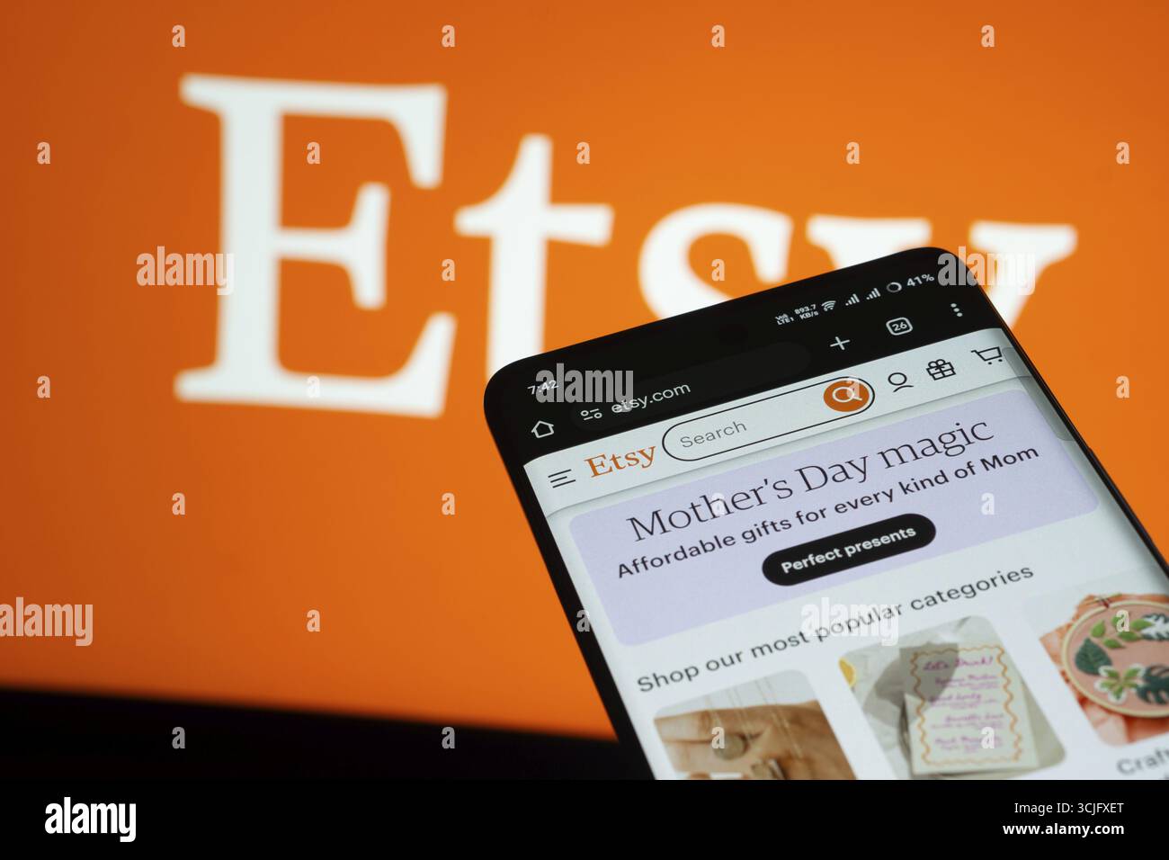 Dhaka, Bangladesh - 3 luglio 2025: Smartphone con interfaccia web Etsy sullo sfondo del logo Etsy Foto Stock