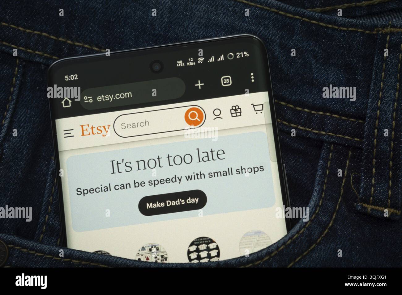 Dhaka, Bangladesh- 15 giugno 2025: Uno smartphone con l'interfaccia Web Etsy sbuca fuori da una tasca in denim Foto Stock