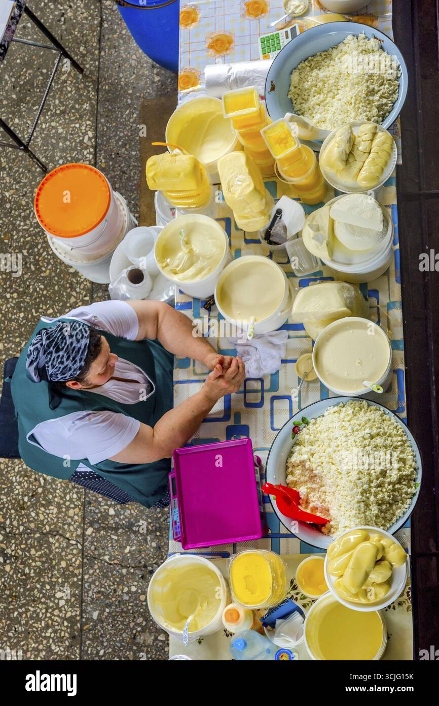 ALMATY, KAZAKHSTAN - 15 Luglio: le donne di casa di vendita realizzati prodotti lattiero-caseari, formaggio, burro e crema di latte al Green bazaar, vista dall'alto. Luglio 2016 Foto Stock