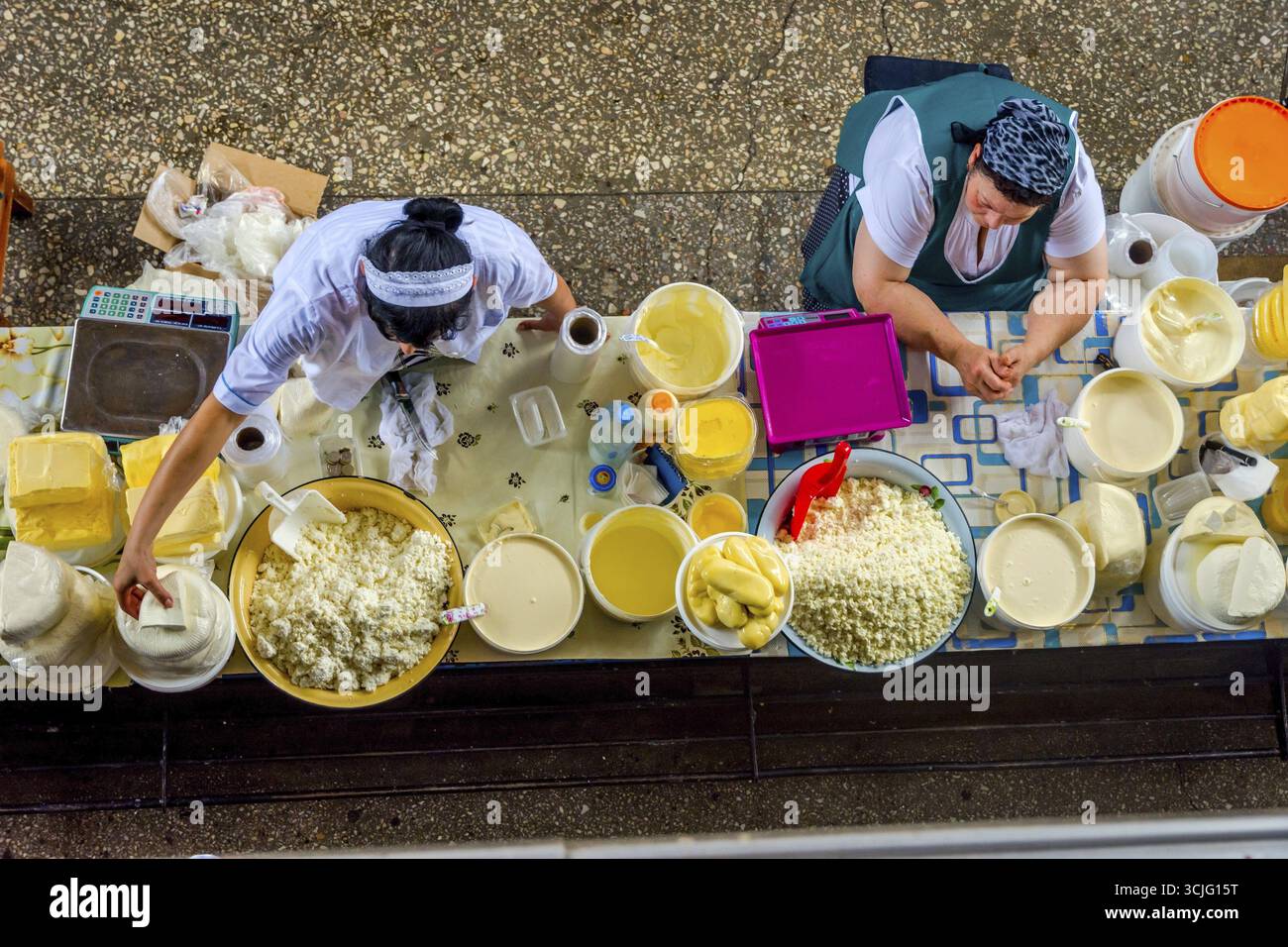 ALMATY, KAZAKHSTAN - 15 Luglio: le donne di casa di vendita realizzati prodotti lattiero-caseari, formaggio, burro e crema di latte al Green bazaar, vista dall'alto. Luglio 2016 Foto Stock
