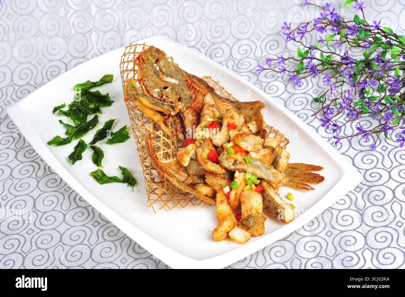 Pezzi di Turbot grigliati al carbone con peperoni - frutti di mare cinesi Foto Stock