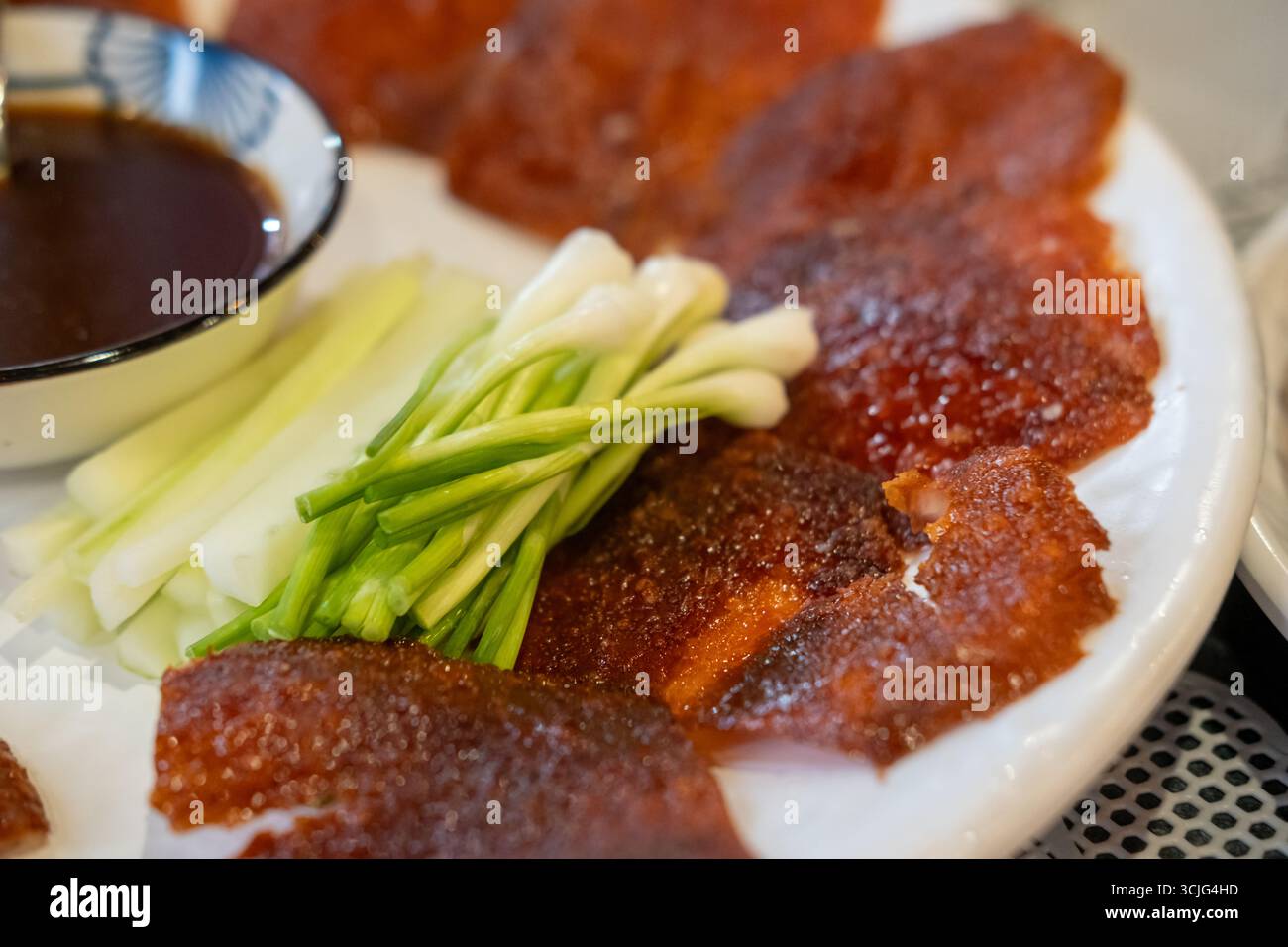 Pelle di anatra pechinese fritta, servita su piatto Foto Stock