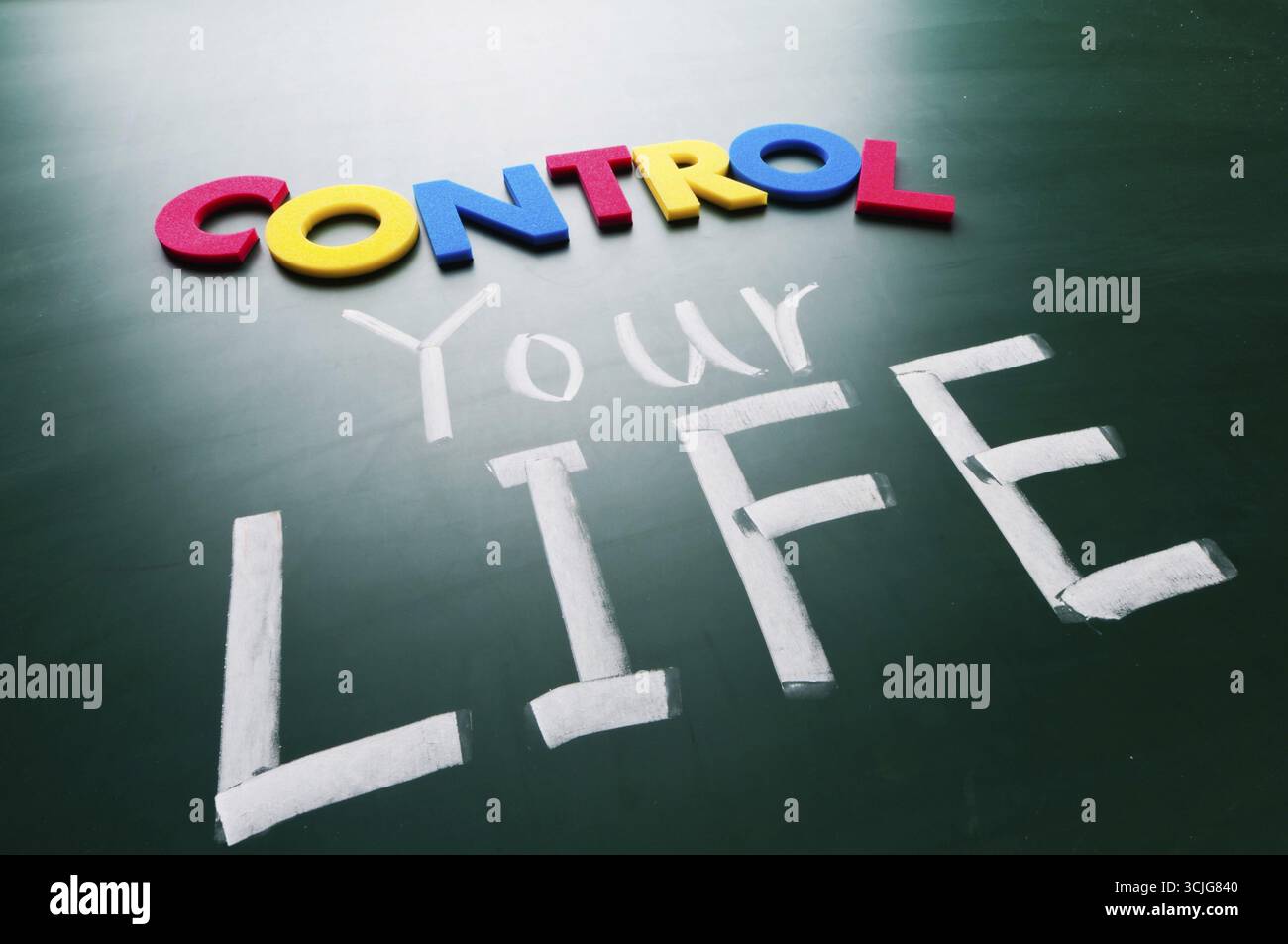 Controlla la tua vita, parole concettuali colorate sulla lavagna Foto Stock