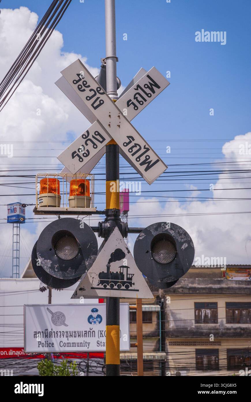Phatthalung, Thailandia - Ott 2015: attenzione, segno del treno in thailandese con semaforo all'attraversamento ferroviario Foto Stock