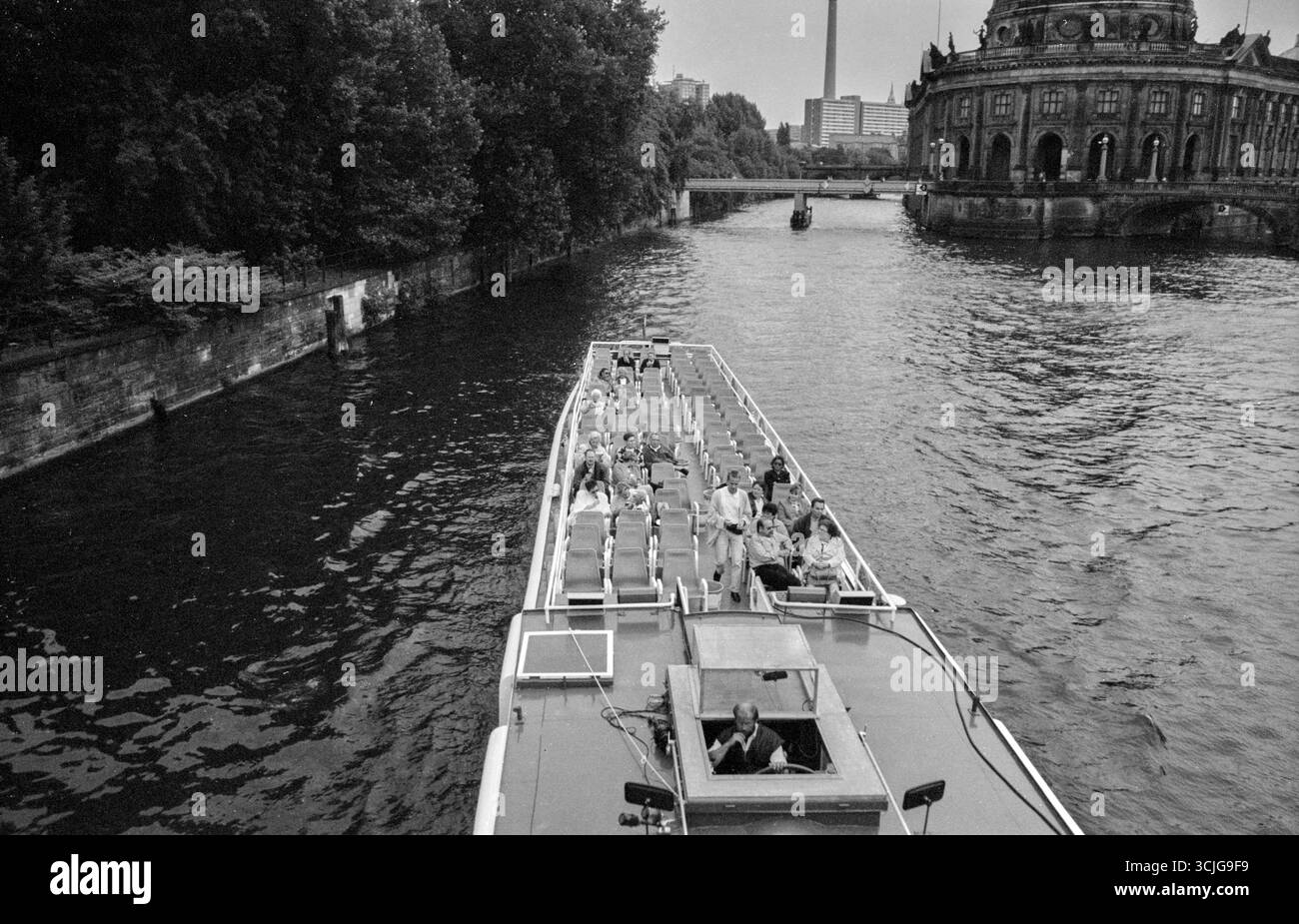 Germania, Berlino, 15.07.1992, Bodemuseum (Kaiser-Friedrich-Museum), Monbijoubruecke (ponte temporaneo), nave passeggeri Foto Stock