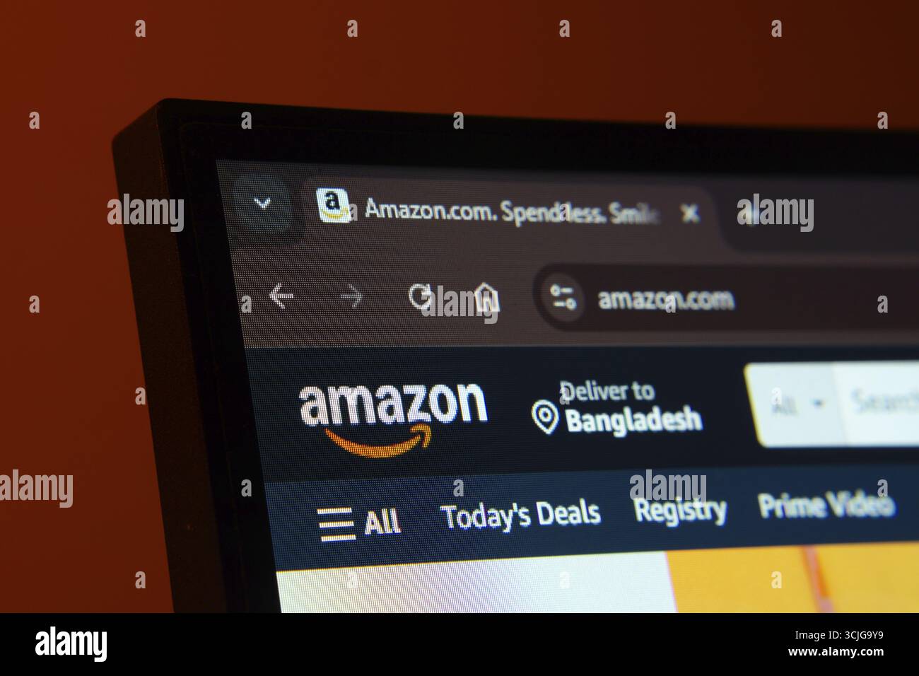 Dhaka, Bangladesh - 2 giugno 2025: Primo piano dello schermo di un computer che visualizza l'interfaccia Web Amazon in modalità buia Foto Stock