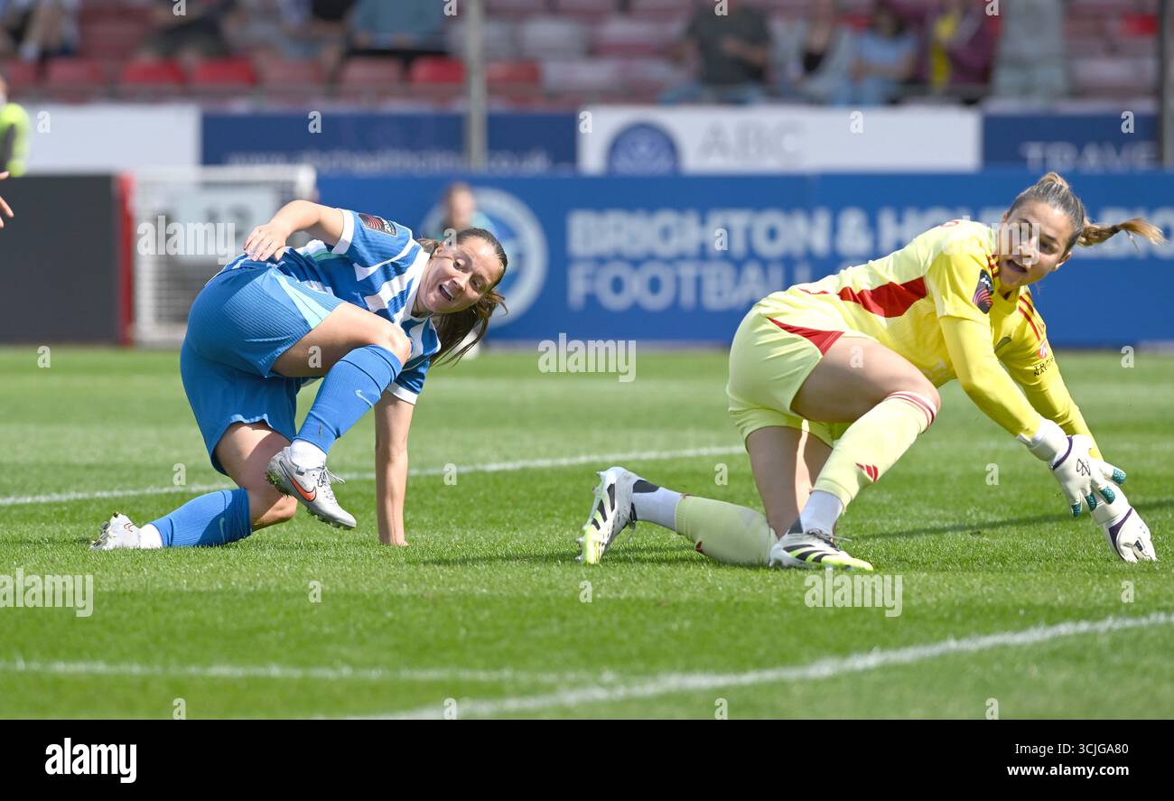 Crawley, Regno Unito, 7 settembre 2025 - Fran Kirby di Brighton si batte in casa davanti a Sabrina D'Angelo dell'Aston Villa, ma è stata in fuorigioco durante la partita di calcio femminile di Barclays Super League tra Brighton & Hove Albion e Aston Villa al Broadfield Stadium di Crawley, Regno Unito: Credit Simon Dack /TPI/ Alamy Live News Foto Stock
