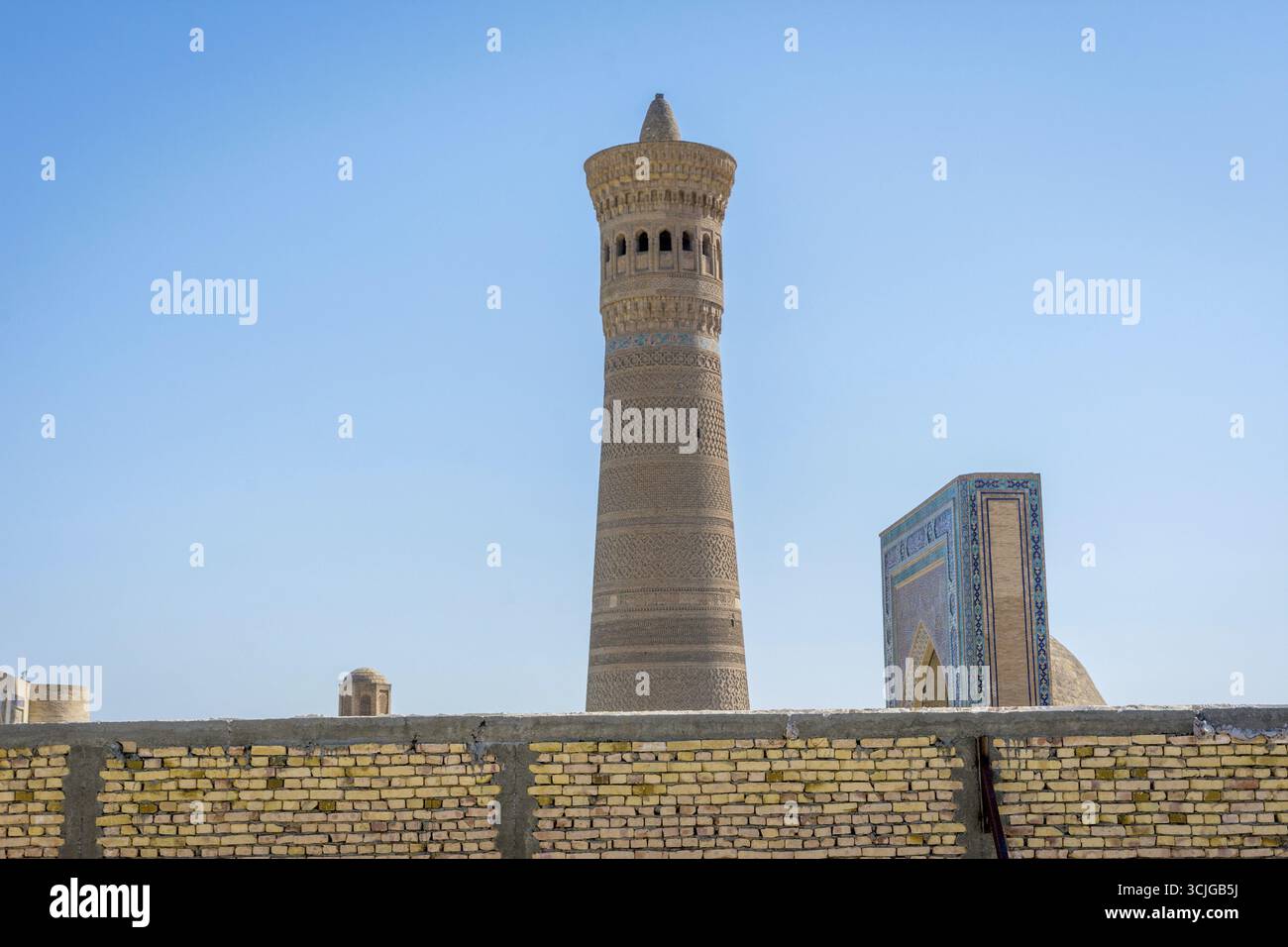 Minareto Kalyan e la parete, Bukhara, Uzbekistan Foto Stock