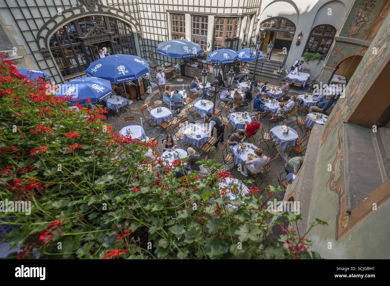 Birreria all'aperto nel cortile interno di Augustiner Braeu, Monaco, Baviera, Germania Foto Stock