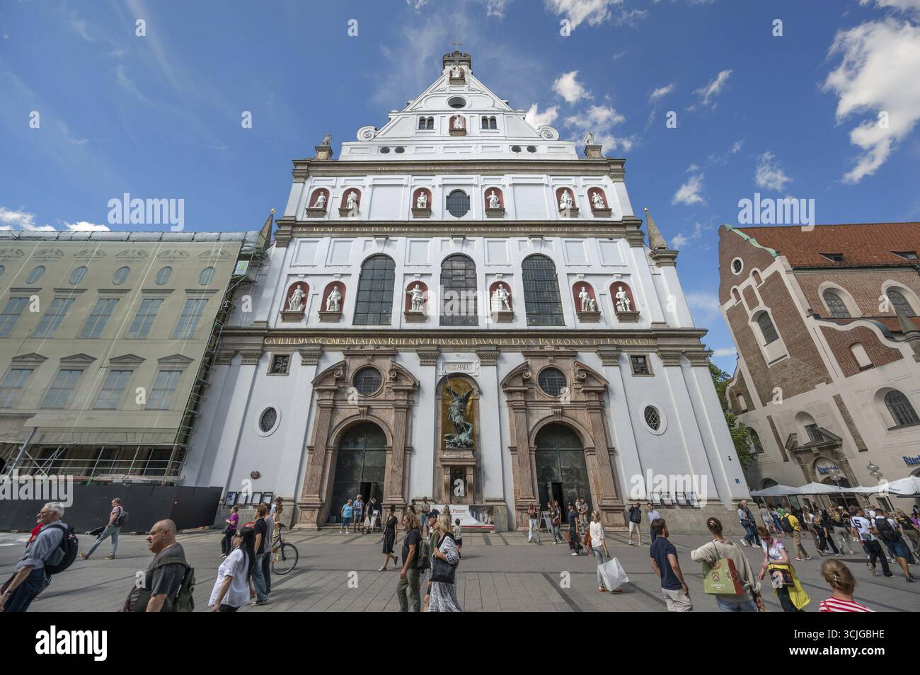 Facciata principale della Chiesa di San Michele, Neuhauser Str., Monaco, Baviera, Germania Foto Stock