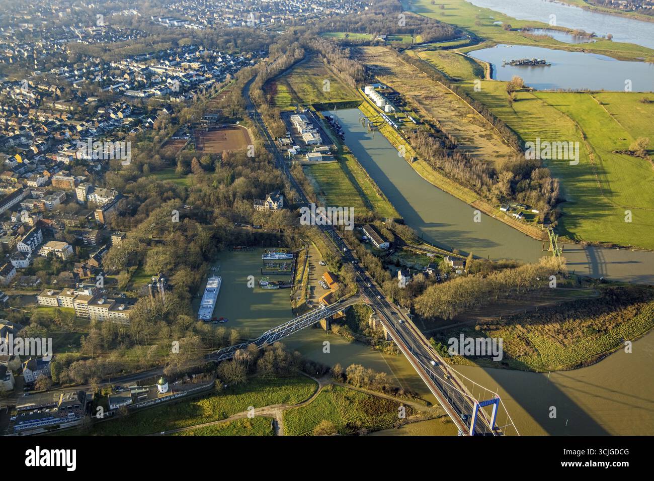 Veduta aerea, ponte sollevatore Rheinpreussenhafen 1931/32 e fiume Reno, vista, nave addestramento RHEIN e ponte Koenigstrasse, Alt-Homberg, Duisburg, Ruhr Foto Stock
