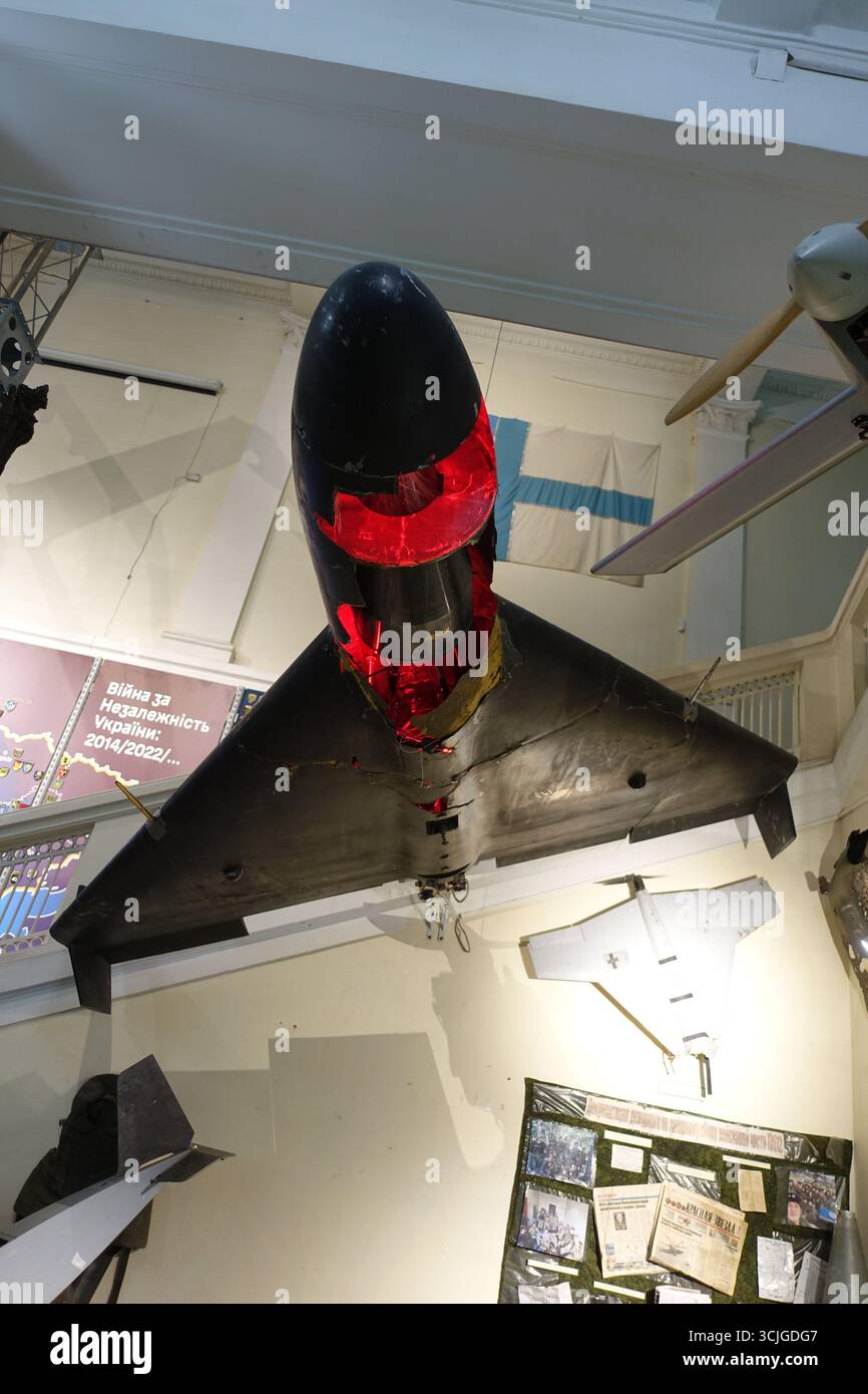 Un drone russo Shahed (Geran) utilizzato in combattimento in Ucraina è in mostra al Museo di storia militare di Kiev Foto Stock